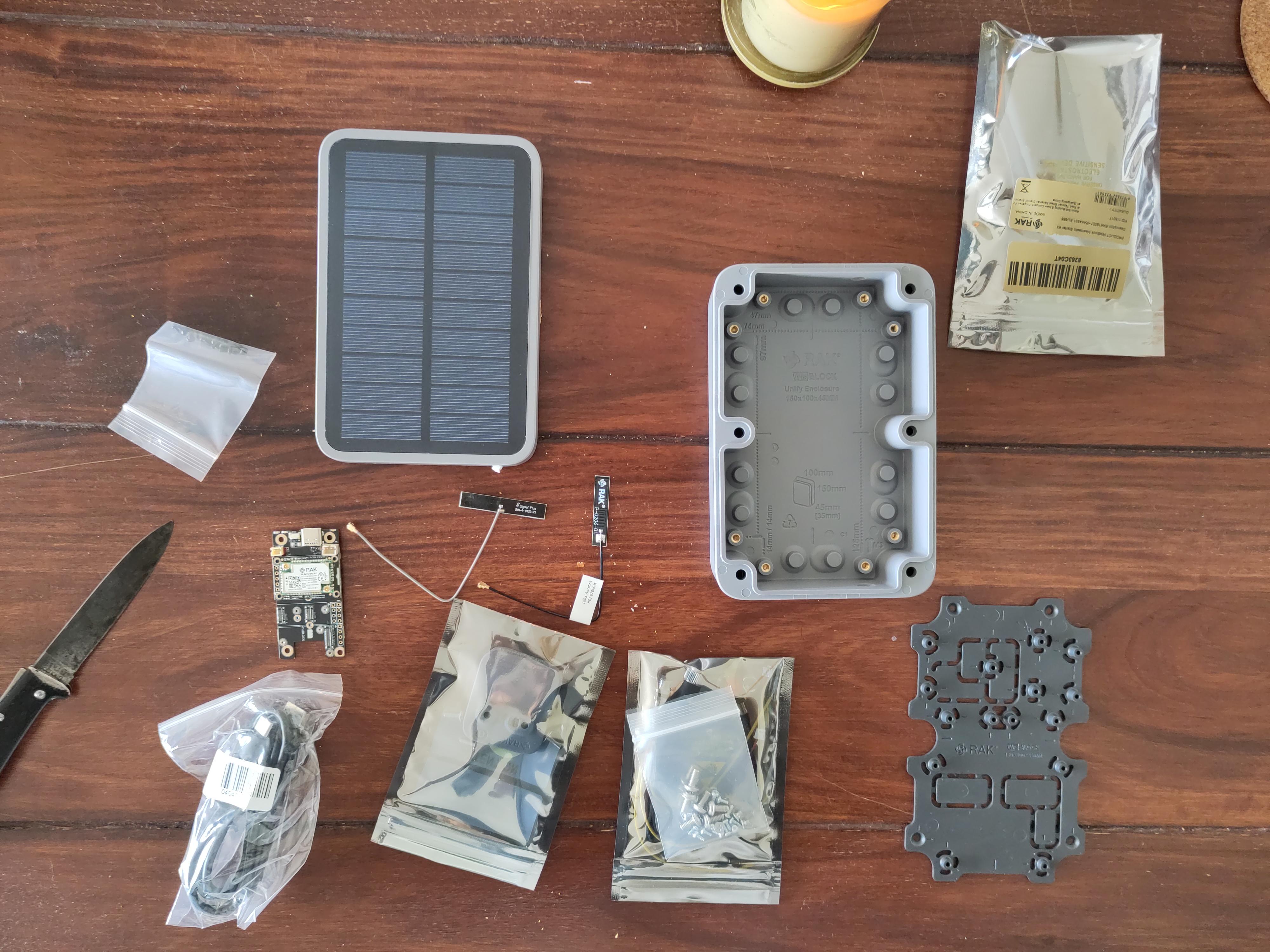 The bottom bags contain screws and the magnet mounting parts, the top right the actual RAK4631 core module.